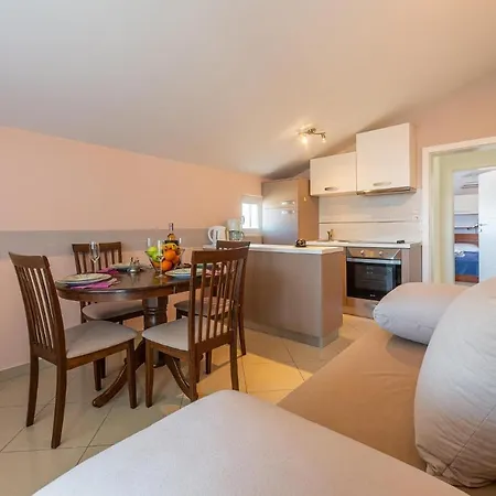 1 Bedroom Lovely In * Seline