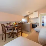 1 Bedroom Lovely In * Seline
