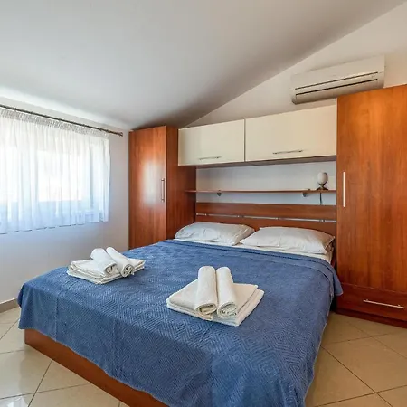 1 Bedroom Lovely In * Seline